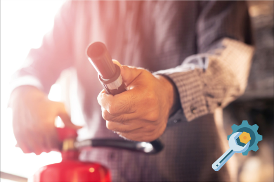 Técnico realizando mantenimiento de sistema contra incendios